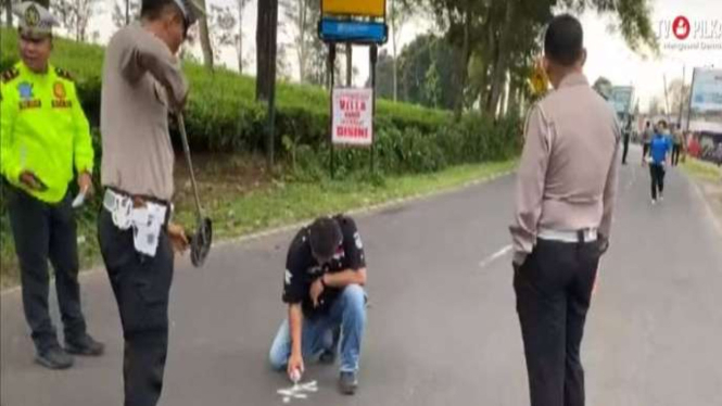 Polisi olah TKP kecelakaan bus rombongan siswa Depok, di Ciater, Subang.