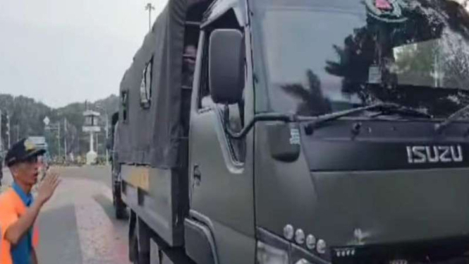 Truk TNI melintas di jalur CFD Jakarta, Minggu, 12 Mei 2024.