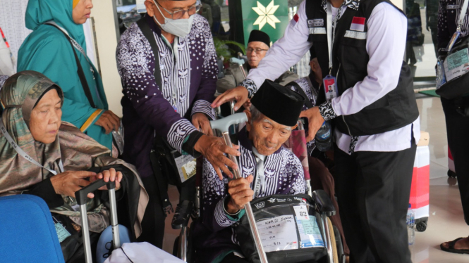 Jemaah haji kloter 2 embarkasi Palembang tiba di Asrama Haji.