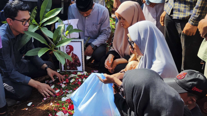 Proses Pemakaman Korban Kecelakaan Bus di Subang