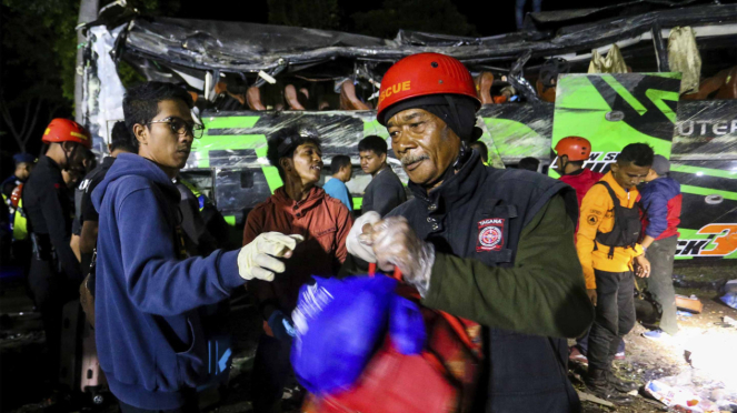 Proceso de evacuación del accidente de autobús de estudiantes de una escuela vocacional en Subang