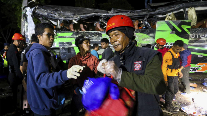 Proses Evakuasi Kecelakaan Bus Siswa SMK di Subang