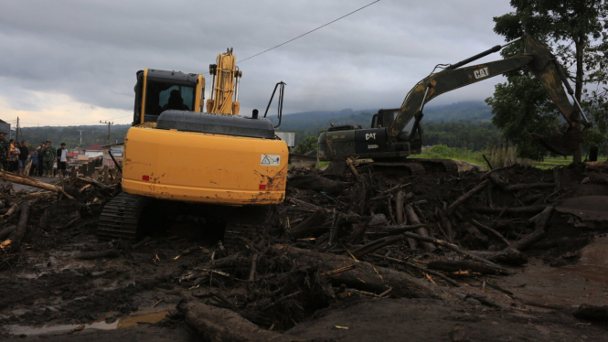 Pencarian korban banjir lahar Marapi