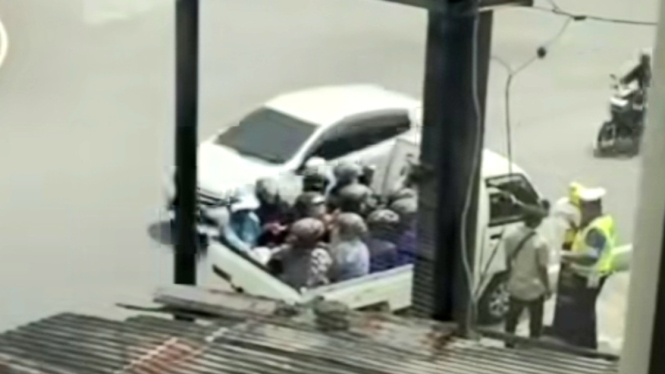 Video aksi penumpang pikap pakai helm