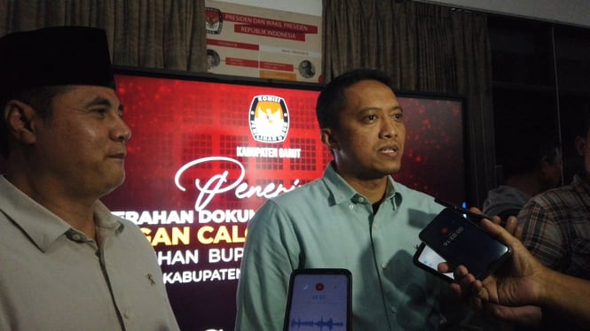 Aceng Fikri dan calon wakilnya Dudi Darmawan mendaftar Bupati dan wakil Bupati Garut