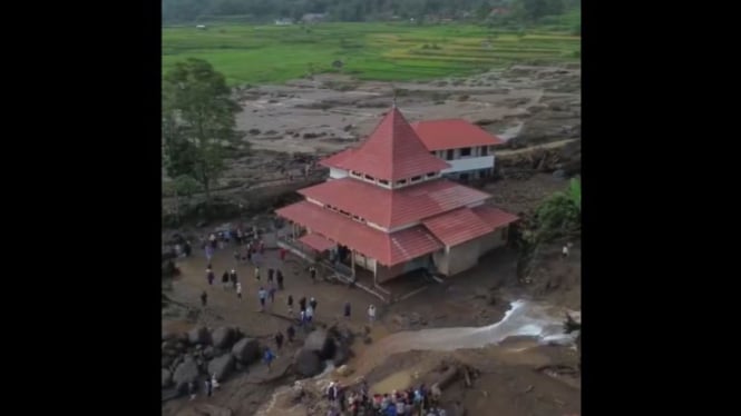 Viral, Masjid di Sumbar Kokoh Berdiri Pasca Dihantam Banjir Bandang Lahar Dingin