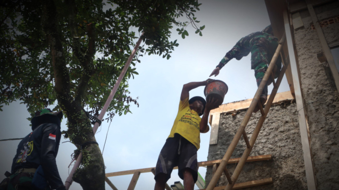 VIVA Militar: Mang Osep ayuda al TNI