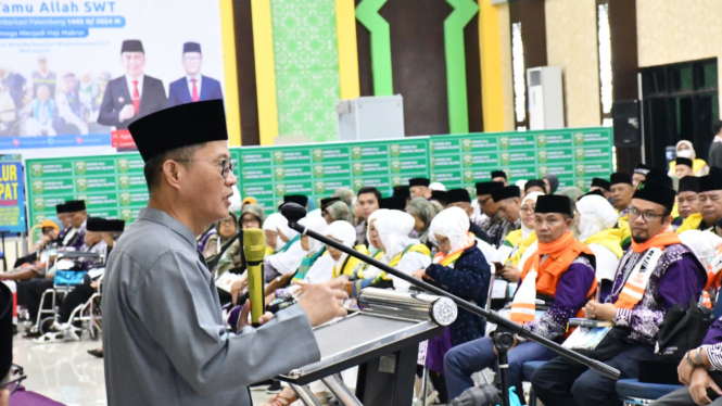 Kepala Kanwil Kemenag Sumatera Selatan, Syafitri Irwan, melepas keberangkatan 448 jemaah haji kloter 2 Embarkasi Palembang.