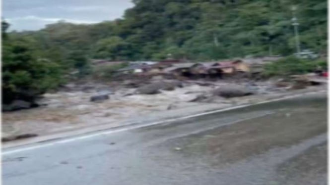 Jalan Silaing yang rusak akibat banjir bandang di Sumbar.