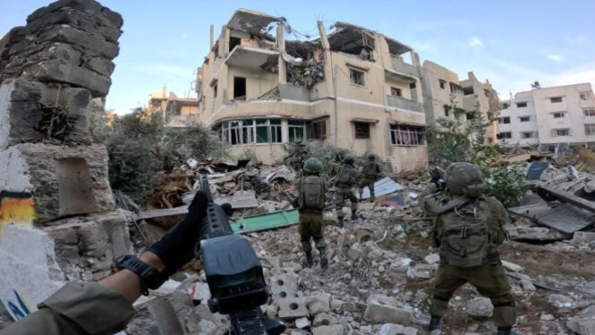 VIVA Militer: Pasukan Pertahanan Israel (IDF) di reruntuhan Gaza