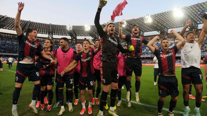 Pemain Bologna rayakan keberhasilan lolos ke Liga Champions