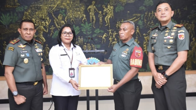 VIVA Militer: Sertu Onisius Letetai terima penghargaan dari BKKBN Maluku