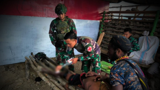 Este joven salió del bosque con las piernas ensangrentadas y de repente corrió hacia el puesto del TNI Kostrad White Crocodile.