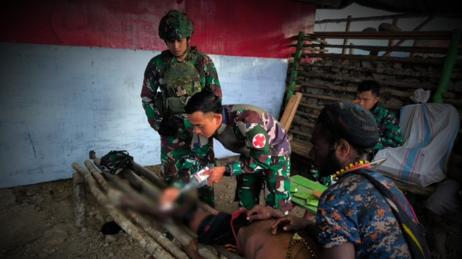 VIVA Militer: Pasukan Buaya Putih Kostrad tangani luka 