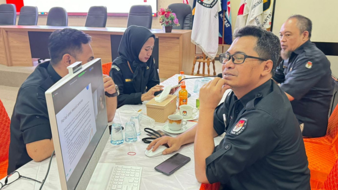 Suasana KPU Banten Menunggu Calon Perseorangan di Pilgub Banten 2024.