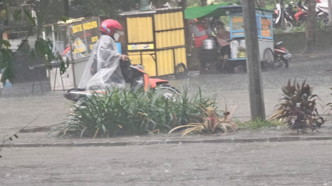 Pengendara motor alami mogok usai terjang banjir di Jalan Puspemkab Tangerang