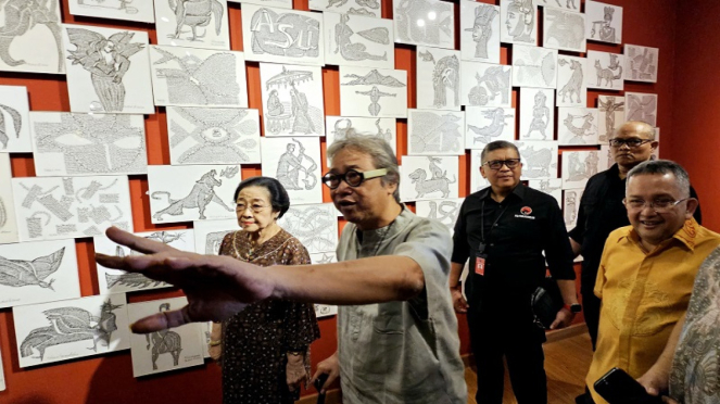 La presidenta del PDIP, Megawati Soekarnoputri, visita la exposición de Butet