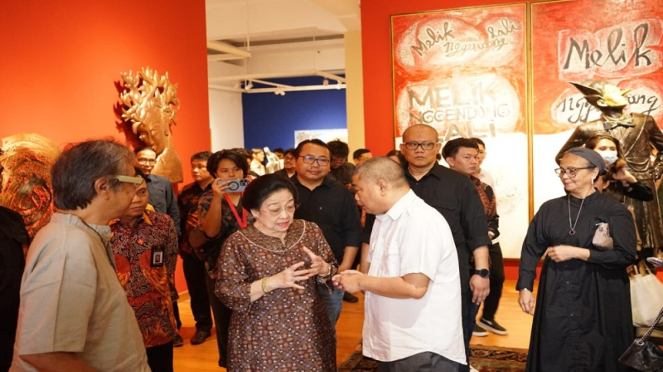 Ketum PDIP Megawati Soekarnoputri saat mengunjung pameran Butet