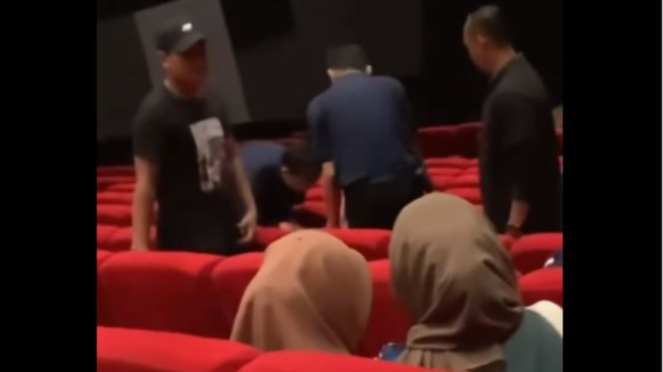 Cinéfilos virais em Palembang enquanto assistem a um filme de terror 