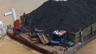 Cuaca Buruk, Kapal Tongkang dan Tugboat Kandas di Pantai Ende, Batubara Tumpah ke Laut