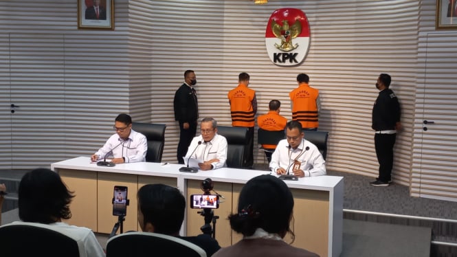 Wakil Ketua KPK Alexander Marwata di gedung merah putih KPK bersama dengan Ali Fikri dan Asep Guntur Rahayu