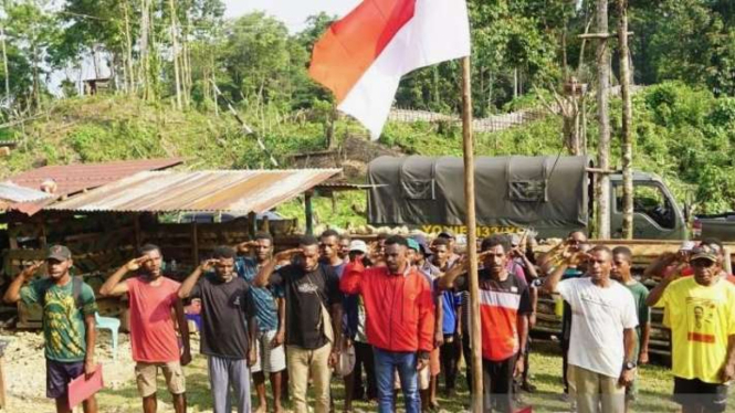 Sebanyak 29 orang eks Organisasi Papua Merdeka (OPM) mengucapkan sumpah atau ikrar untuk setia kepada NKRI di Pos Aimasa Satgas Yonif 133/YS, Kampung Aimasa, Distrik Aifat Timur Tengah, Kabupaten Maybrat, Papua Barat Daya, Senin, 13 Mei 2024.