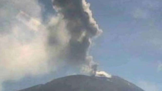 Visual Gunung Api Ile Lewotolok di Lembata, NTT, yang mengalami erupsi, Selasa, 14 Mei 2024.