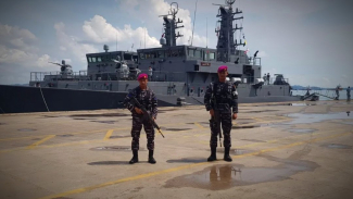 Ao entrar na República da Indonésia, 2 navios estrangeiros de contramedidas contra minas são guardados de perto pela Marinha do TNI.