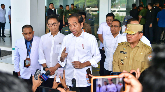  Presiden Jokowi bersama Menkes Budi Gunadi Sadikin di Konawe, Sulawesi Tenggara