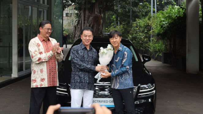 El entrenador de la selección de Indonesia, Shin Tae-yong, ganó el premio Génesis G80