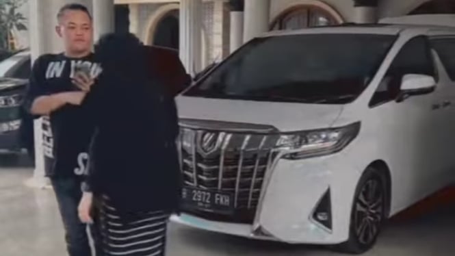 Toyota Alphard pacar baru Sule