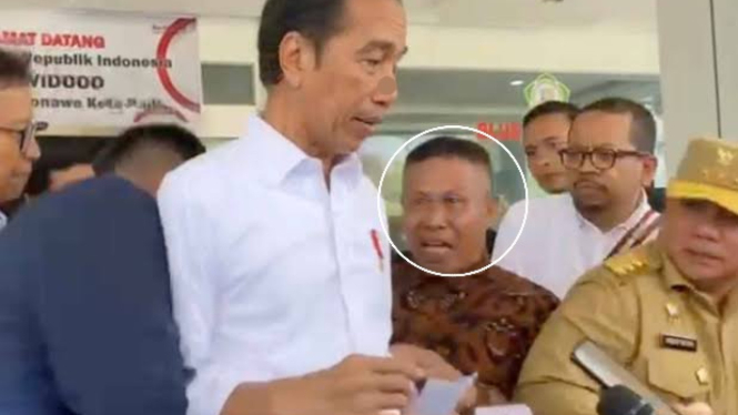 Viral Pria di Konawe Terobos Pengamanan dan Menarik Presiden Jokowi. (Tangkapan layar video viral) 