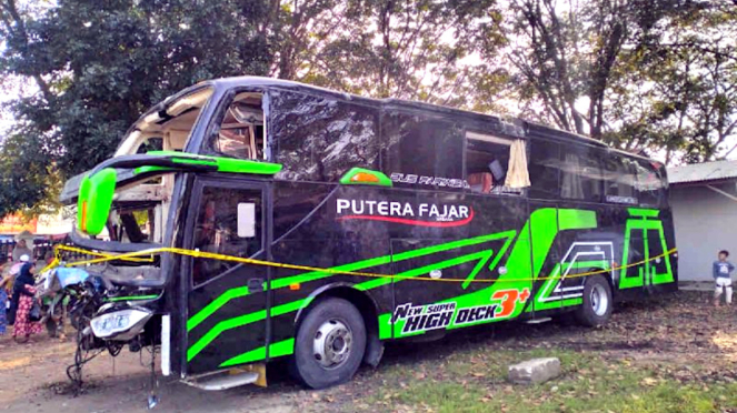 O ônibus Putera Fajar caiu em Siater Subang, West Java