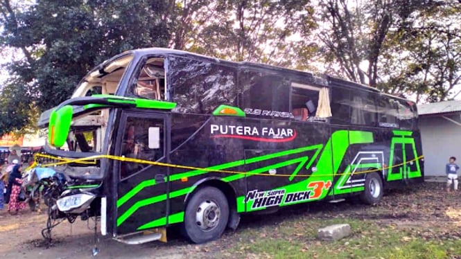 Bus Putera Fajar yang kecelakaan di Ciater Subang, Jawa Barat