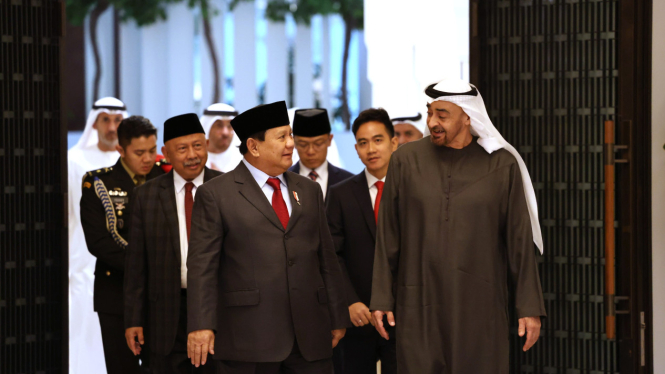 Presiden Uni Emirat Arab (UEA) Yang Mulia Syeikh Mohamed bin Zayed Al Nahyan (MBZ) menganugerahkan penghargaan 'Zayed Medal' ke Menhan sekaligus Presiden RI terpilih Prabowo Subianto (sumber: Tim Media Prabowo)