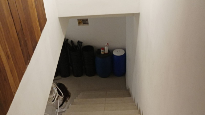 Tangga ke bawah menuju basement atau bunker yang digunakan sebagai lab clandestine hydroponik ganja di Villa Sunny 