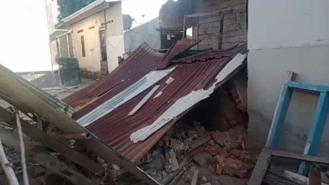 Bangunan warga di Lombok Utara roboh diduga akibat gempa (Satria)