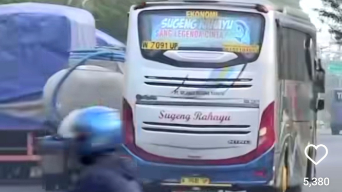 Sopir bus ugal-ugalan di jalan raya