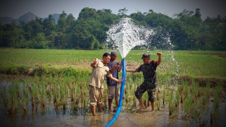 Raja Aibon destaca forças Maung 619 Siliwangi TNI para ajudar os agricultores a enfrentar a ameaça da crise alimentar