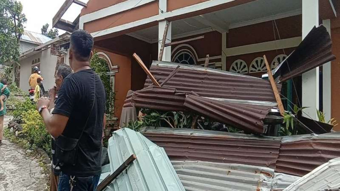 Rumah Roboh Diamuk Angin Puting Beliung