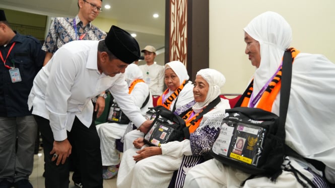 Calon Jemaah Haji Embarkasi Makassar Kloter 1 saat berkumpul di asrama Haji.  