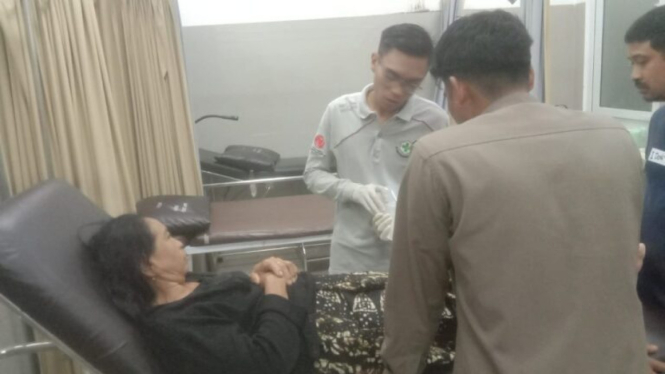 Seorang korban luka gempa Lombok dibawa ke Puskesmas (Polsek Tanjung)