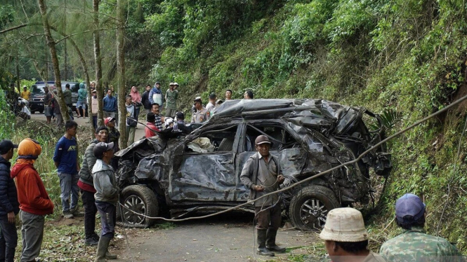 Evakuasi mobil yang masuk jurang di kawasan Bromo