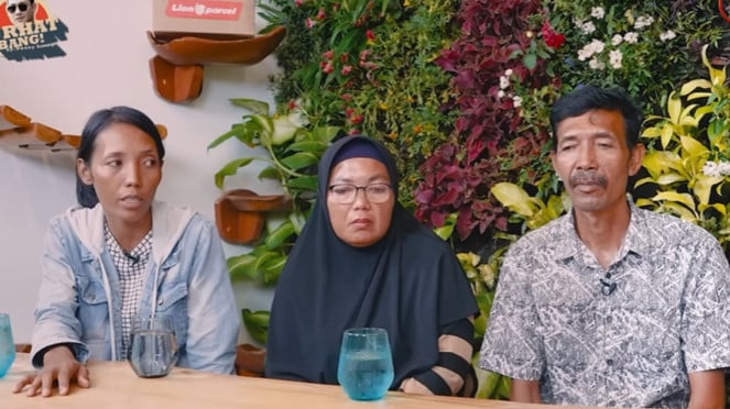 Keluarga Vina Dewi Arsita, (kakak, ibu dan ayah)
