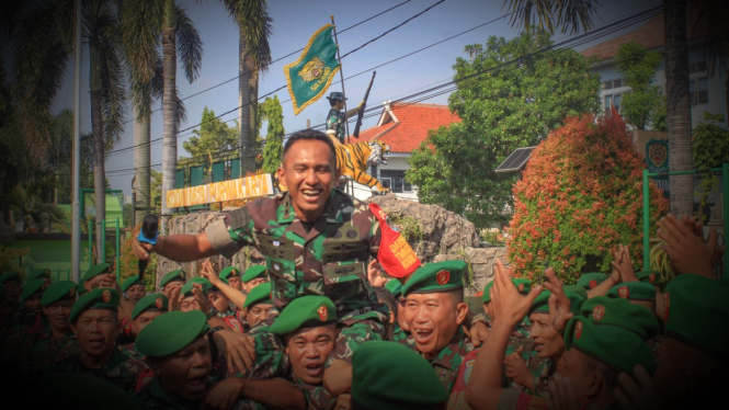 VIVA Militer: Raja Aibon Kogila diarak Pasukan Maung 619 Siliwangi 