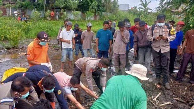 Penemuan jenazah korbanbanjir lahar dingin Gunung Marapi di Desa Lambah Kecamatan Ampek Angkek, Kabupaten Agam, Sumatra Barat, Rabu, 15 de maio de 2024.