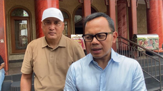  Bima Arya didampingi anggota DPRD Provinsi Jawa Barat, Hasbullah Rahmad saat di Depok