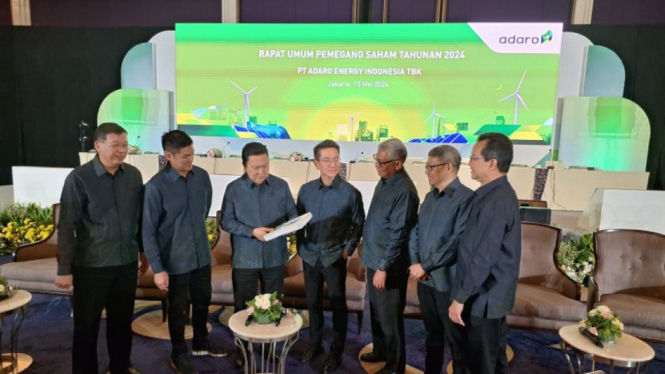 Jajaran direksi PT Adaro Energy Indonesia Tbk (ADRO) saat RUPST di Jakarta