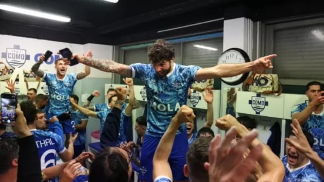 Pemain Como merayakan keberhasilan promosi ke Serie A