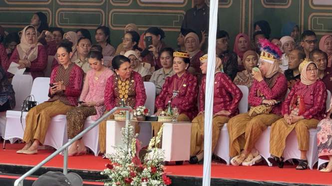 Ibu Negara Iriana Jokowi dan Selvui Ananda saat menyaksikan parade mobil hias, kriya danbudaya dalam HUT Dekranas di Solo, Rabu, 15 Mei 2024.